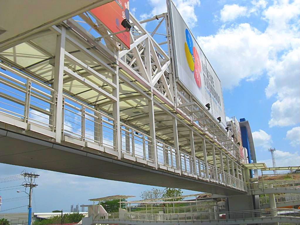 View of the bridge right above Via Ricardo J. Alfaro, From here you can see the cars dashing below. (Credit: Omar Upegui R.)